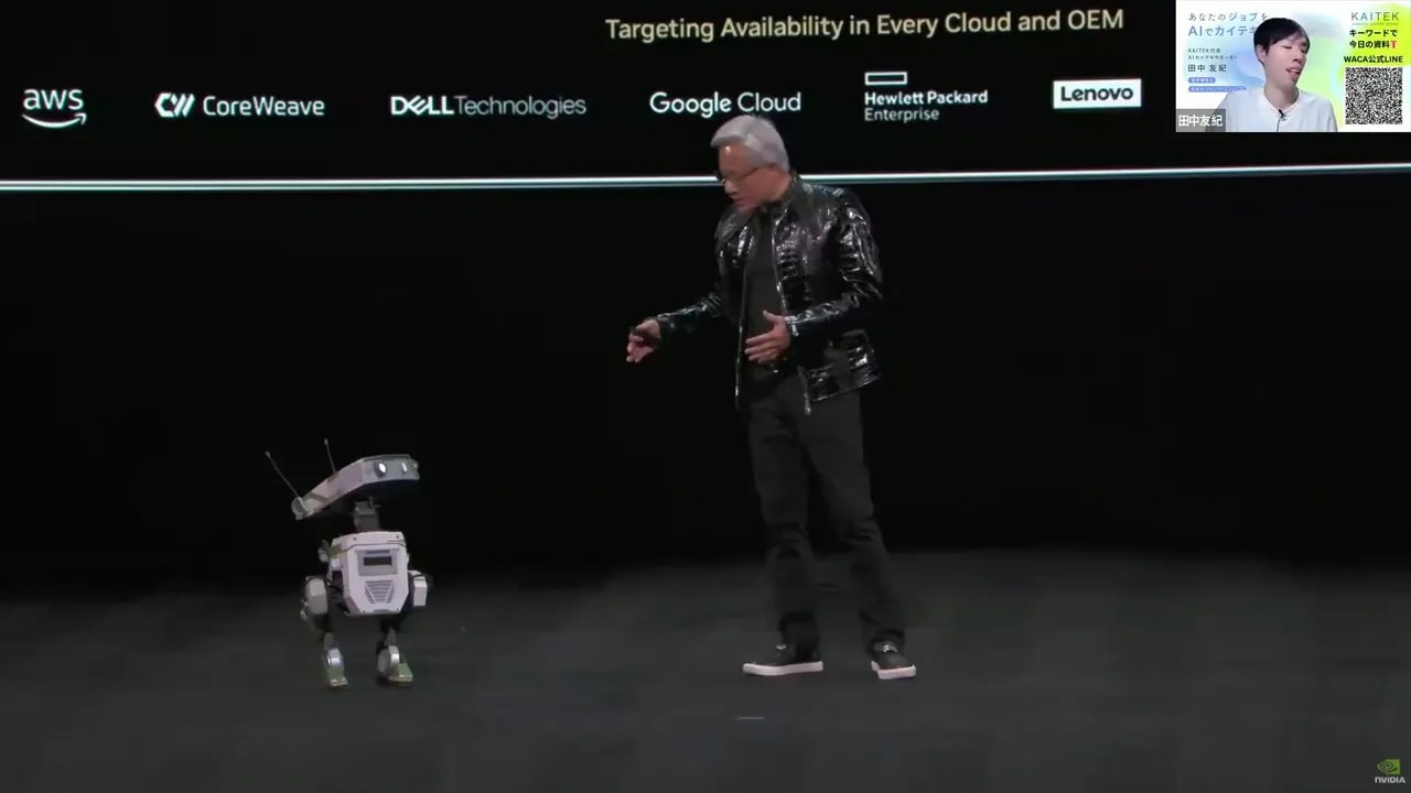 ステージ上で小型のロボットと登壇者が並ぶNVIDIAのデモシーン。会場でのフィジカルAI展示の様子がはっきり見える。