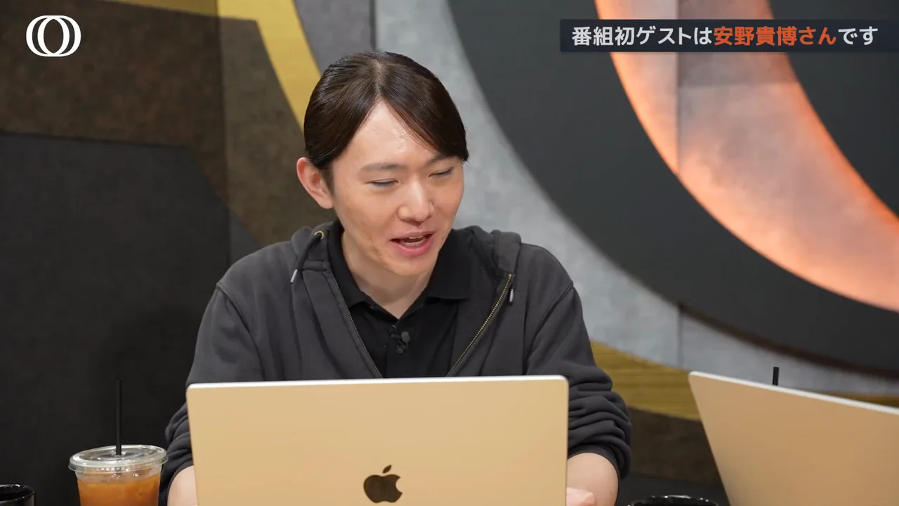 動画キャプチャ: 番組の初ゲストを紹介するテロップが出た、ノートPCの前で話す場面（2:12頃）