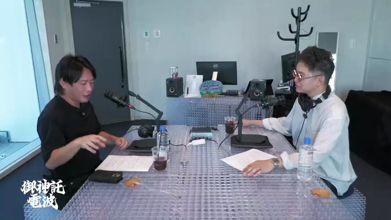 動画キャプチャ: 箕輪さんが身振りを交えて話し、けんすうさんが聞いている場面（9:15頃）