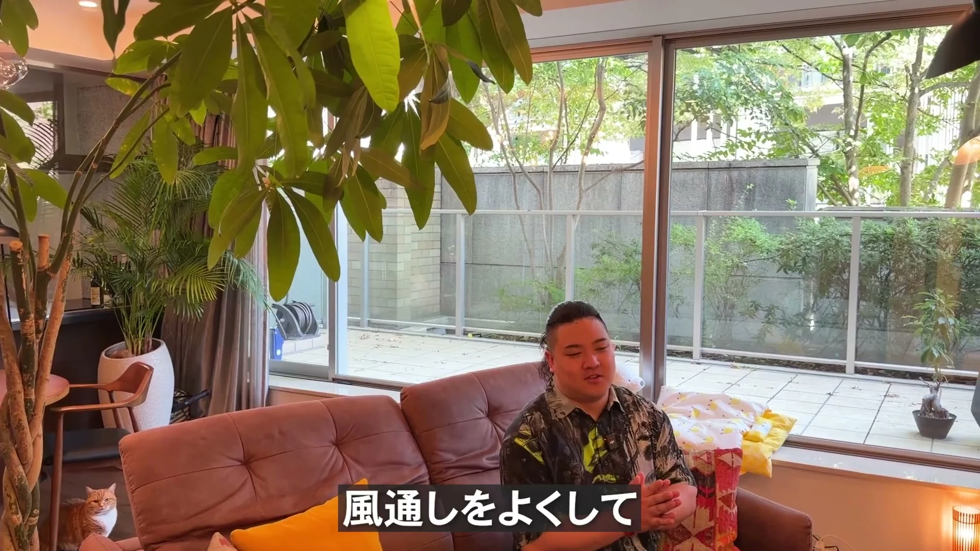 新居のリビングで、風通しをよくして書く前の準備を話している動画の場面