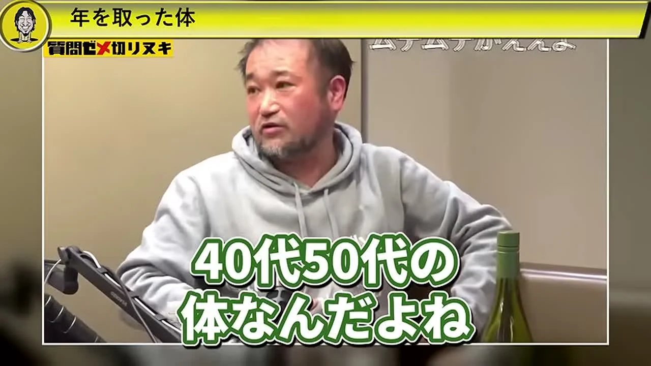 動画の画面。グレーのパーカー姿の東さんが話す映像の下に、40代50代の体なんだよね、という字幕が出ている場面