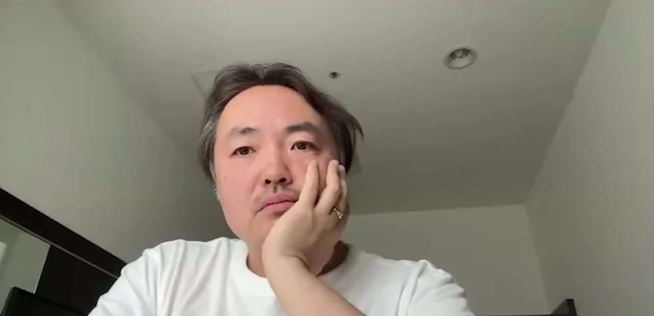 動画の画面。すがけんさんが頬に手を当てて、言いづらさと我慢の話をしている場面