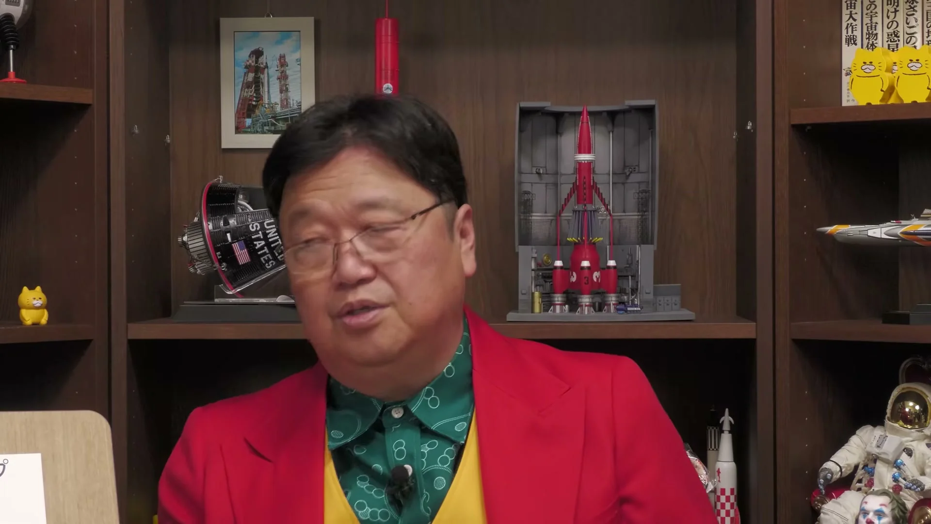 正面を向いた岡田斗司夫さんが、儲けと作ることの関係を話している動画の場面