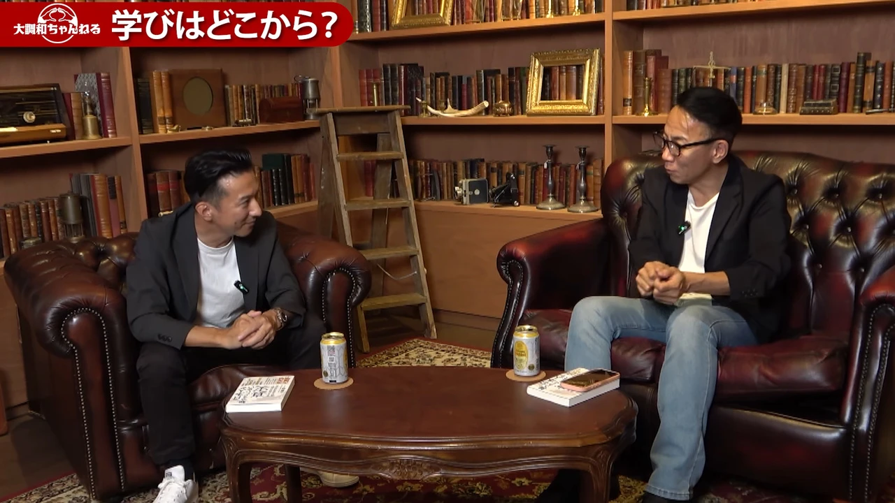 動画の画面。長嶋さんと古賀さんが向かい合って座り、長嶋さんが学び方の話をしている場面。左上に学びはどこから？の見出し