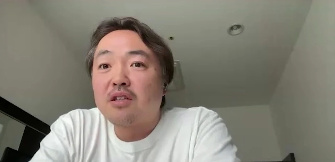 動画の画面。すがけんさんが時給1万円の責任で仕事をすると話している場面