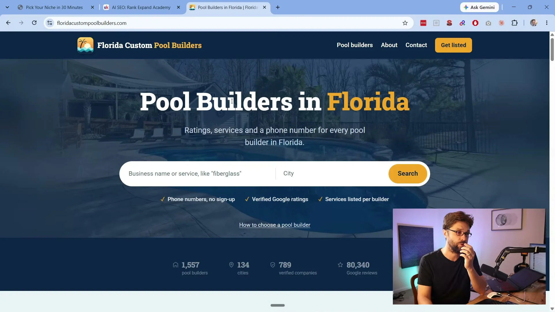 動画キャプチャ: フロリダ州のプール工事業者を集めたサイトの画面。Pool Builders in Florida の見出しと検索窓、事業者の件数の表示が並ぶ（0:24頃）