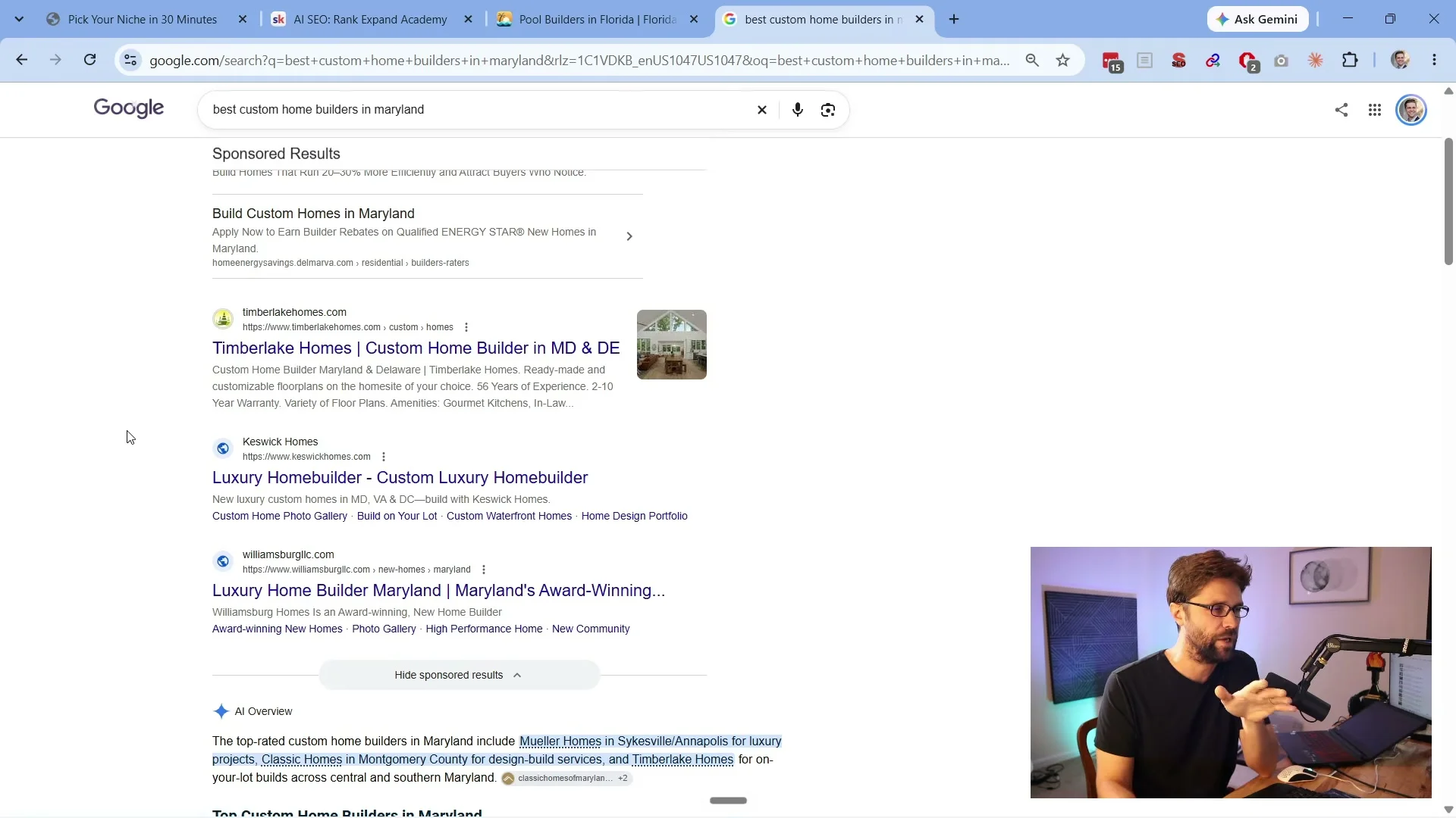 動画キャプチャ: Google で best custom home builders in maryland を検索した画面。Sponsored Results の下に、自然検索の結果が並ぶ（4:08頃）