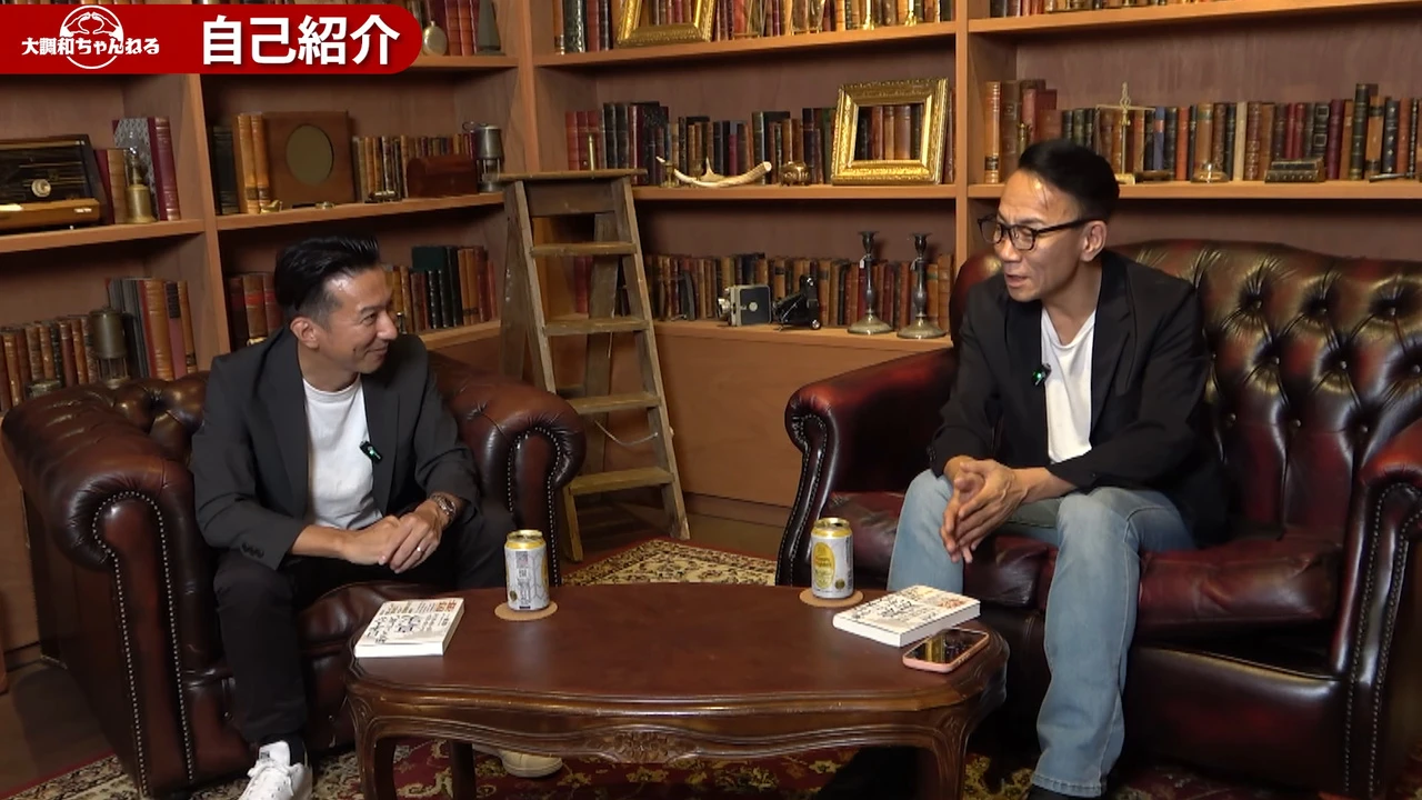 動画の画面。長嶋さんと古賀さんが並んで座り、長嶋さんが自己紹介を始める場面