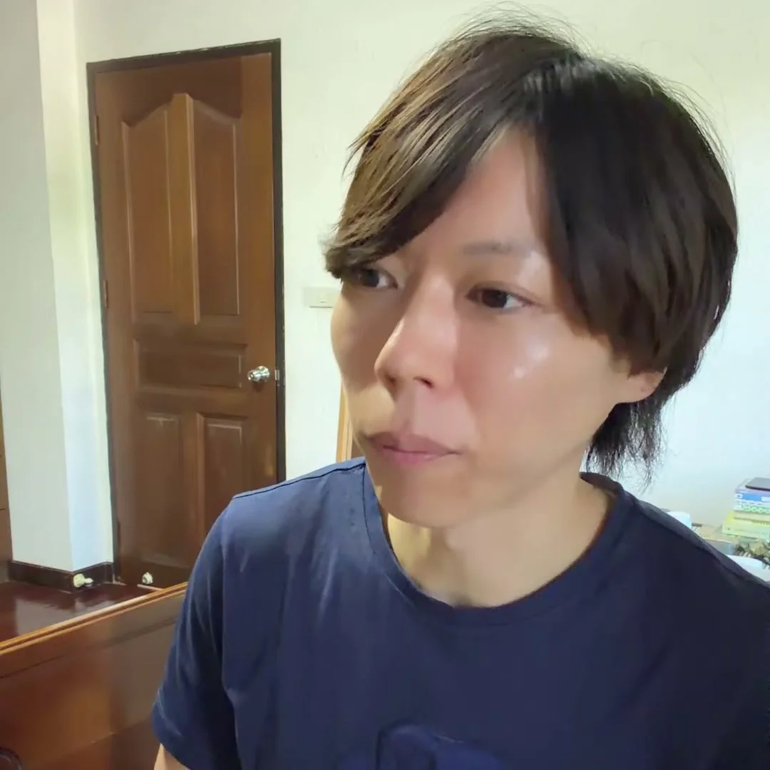 マナブさんが、ツアーは講義ではなく雑談ベースで話すと説明している場面の動画キャプチャ