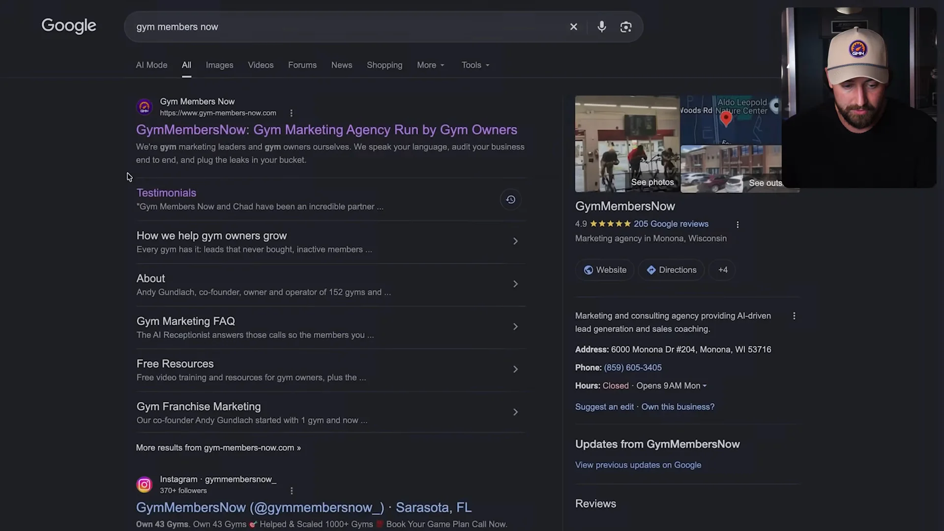 動画の画面。Googleでジムの集客会社を検索した結果が左に並び、右に口コミ4.9点の企業情報が出ている。右上に話し手が映っている