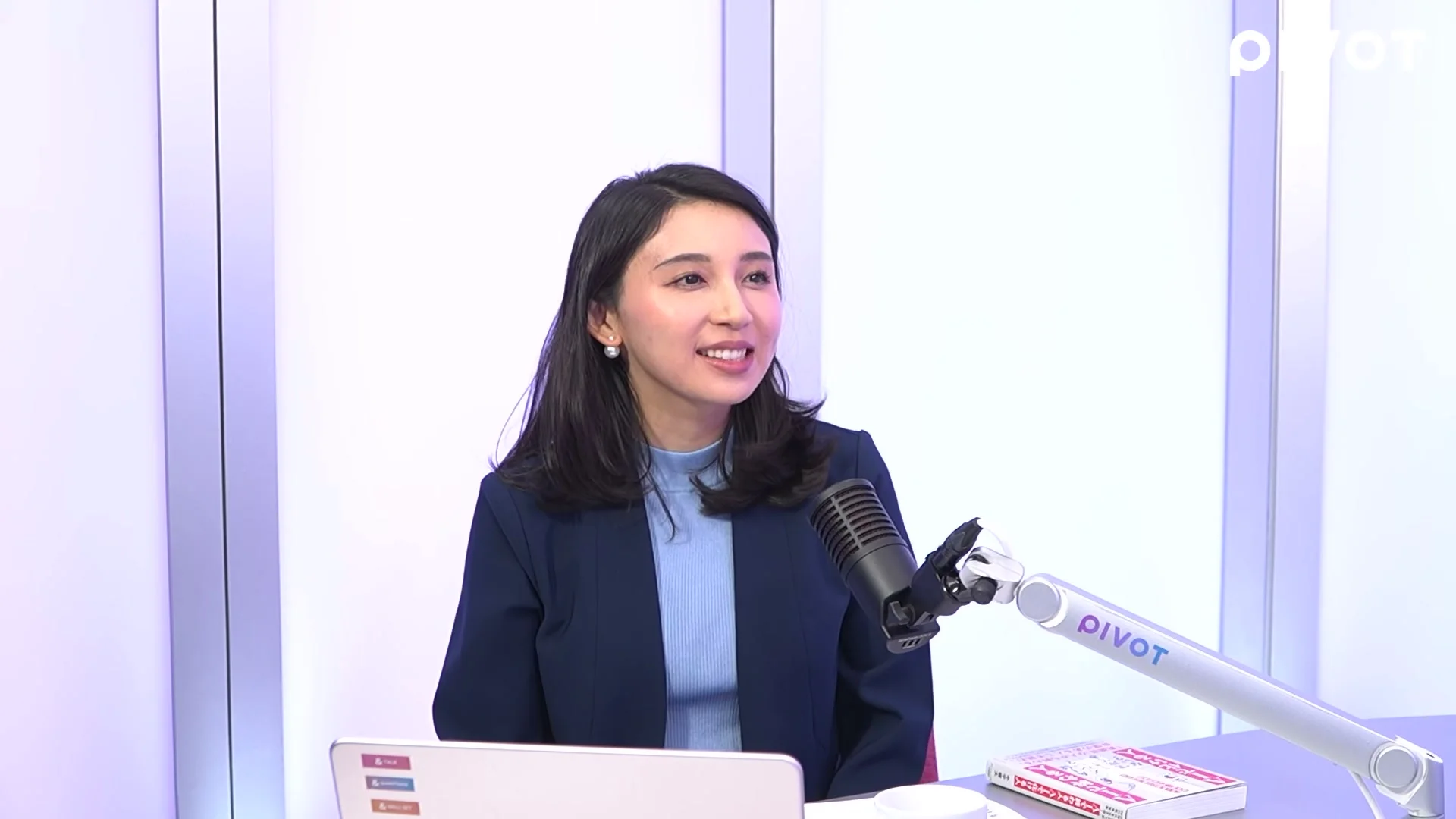 動画の画面。聞き手と、机の上の中平さんの本