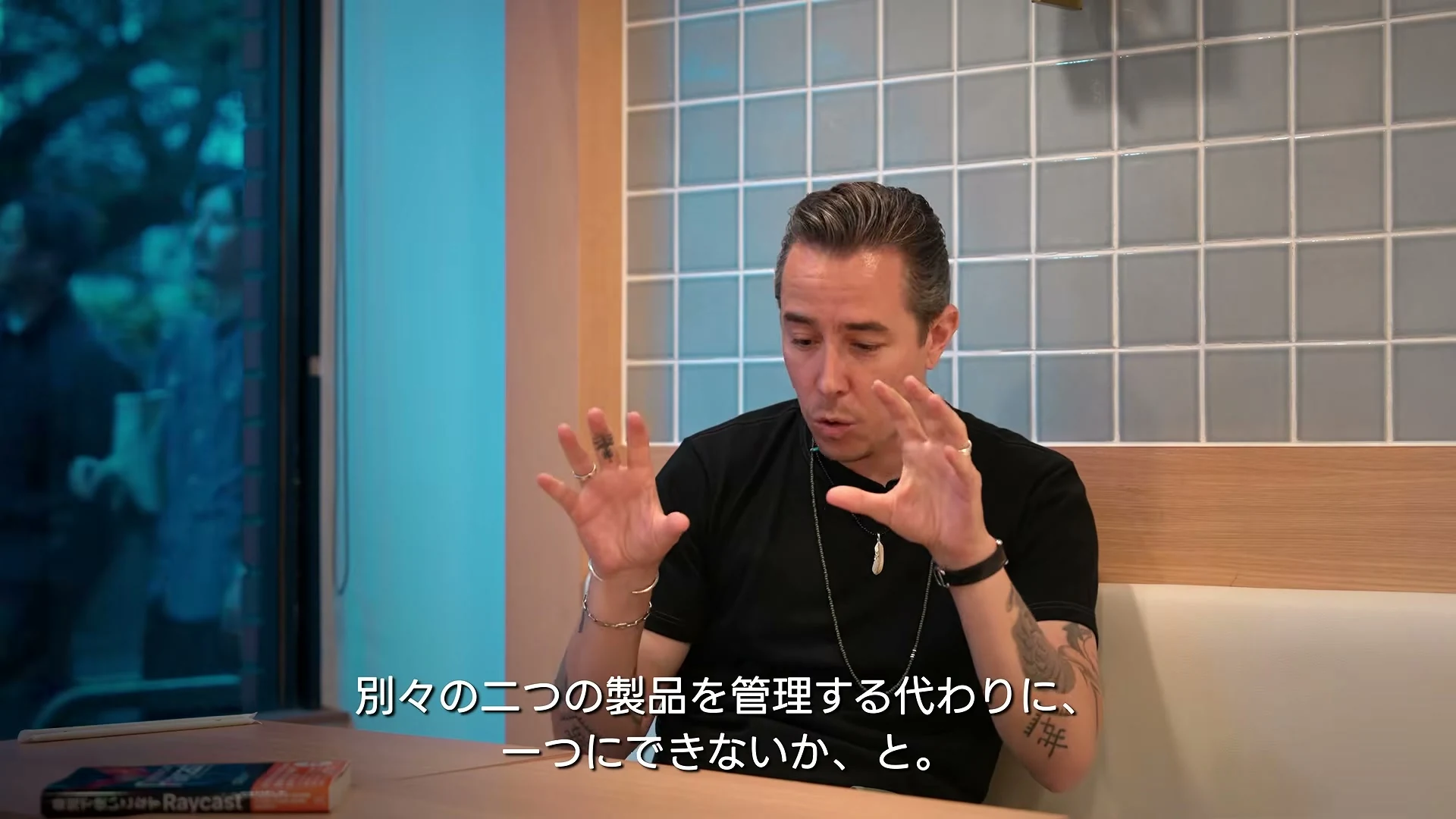 動画の画面。Pedroさんが、二つの製品を一つにまとめる書き直しの理由を話している場面