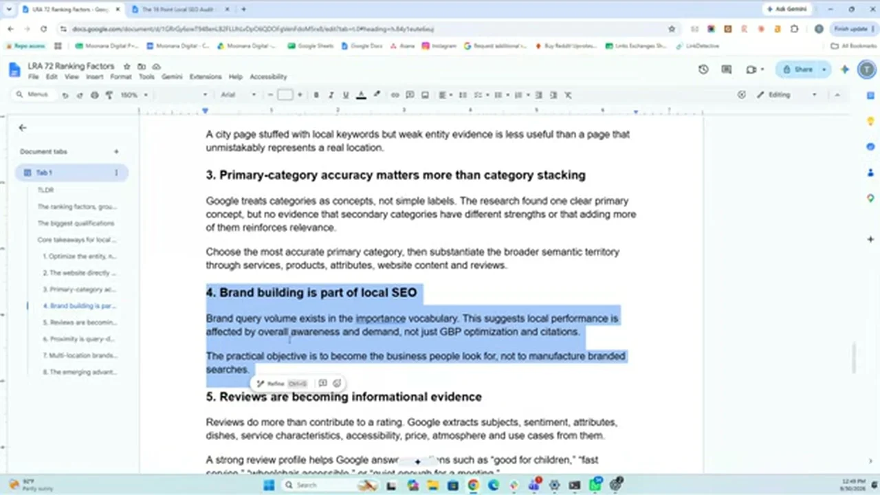 動画の画面。ドキュメントの、ブランド構築とレビューが情報の根拠になるという項目が映る場面