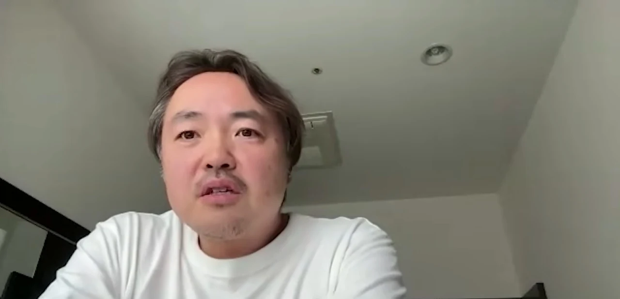 動画の画面。すがけんさんがチャンスが来た時に平常運転だと逃すと話している場面
