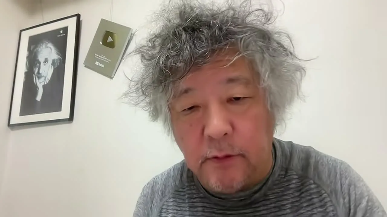 動画キャプチャ: 茂木さんが下を向いて話し始める場面（0:03頃）