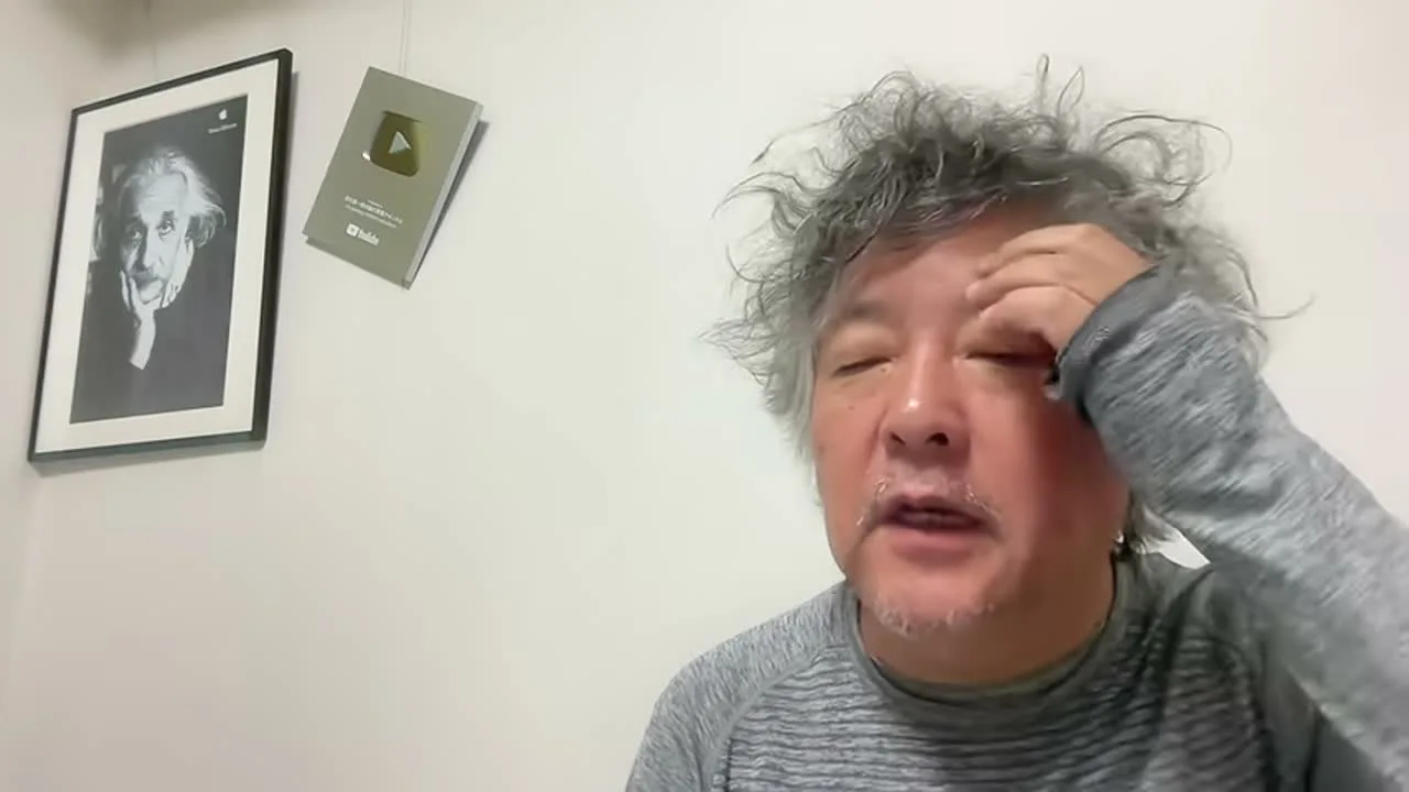 動画キャプチャ: 茂木さんが額に手を当てて話す場面（6:43頃）