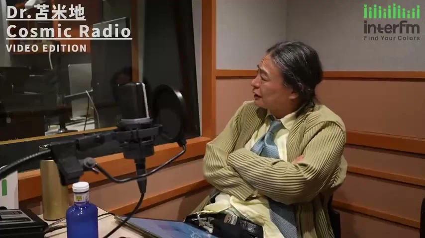 動画キャプチャ: スタジオで腕を組み、AIの賢さについて語る苫米地英人さん（0:58頃）