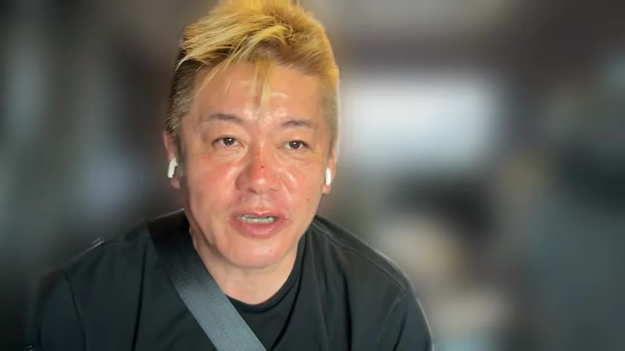 動画キャプチャ: 堀江さんが、堀井雄二さんの新作ゲームのニュースを話し始める場面（0:20頃）