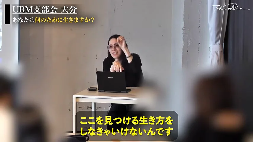 動画キャプチャ: 「ここを見つける生き方をしなきゃいけないんです」のテロップが出て、身振りをまじえて話している場面(22:19頃)