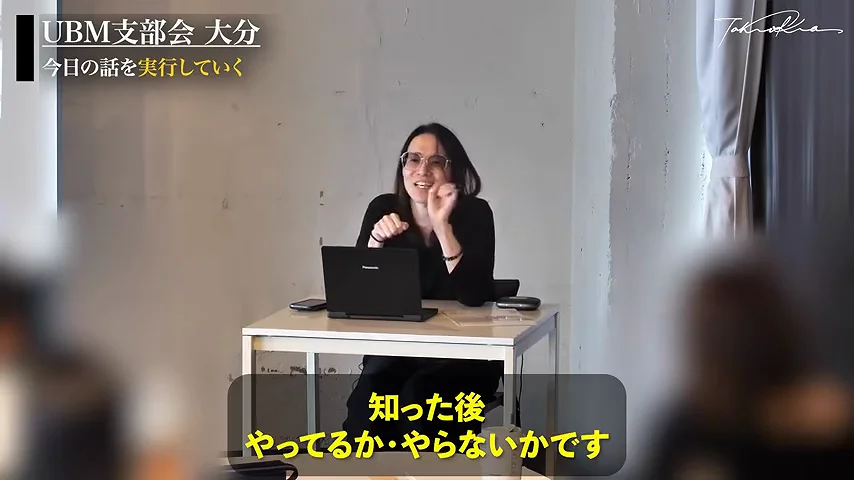 動画キャプチャ: 「知った後 やってるか・やらないかです」のテロップが出て、手ぶりで話している場面(60:49頃)