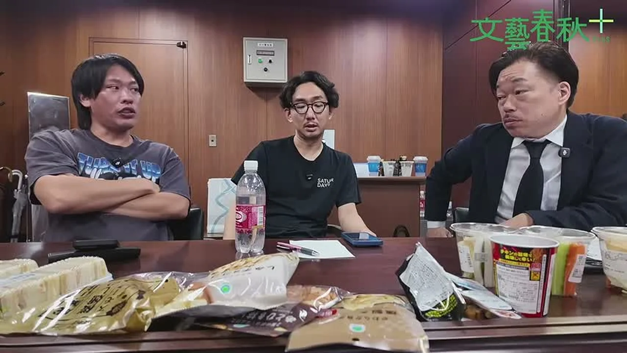 動画キャプチャ: 3人が机で話す場面（0:46:29頃）
