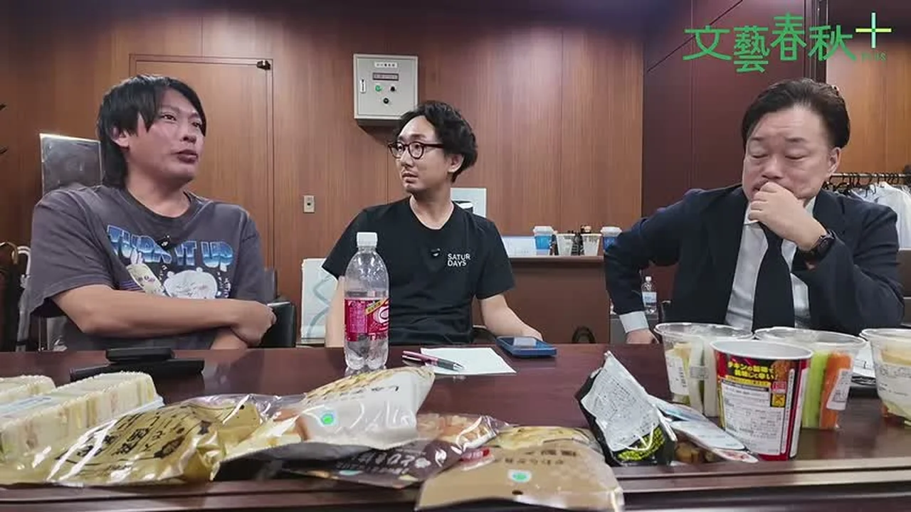 動画キャプチャ: 3人が机で話す場面（0:49:43頃）